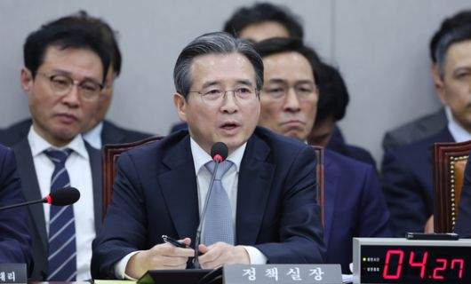 김용범 대통령비서실 정책실장이 지난 6일 국회에서 열린 운영위원회의 대통령비서실, 국가안보실, 대통령경호처 등에 대한 국정감사에서 위원 질의에 답하고 있다. 임현동 기자