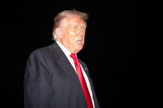 도널드 트럼프 미국 대통령이 지난 9일(현지시간) 플로리다주 팜비치 방문 후 워싱턴 커맨더스 미식축구 경기를 관람한 후 워싱턴 DC 백악관에 도착해 기자들과 대화하고 있다. AFP=연합뉴스