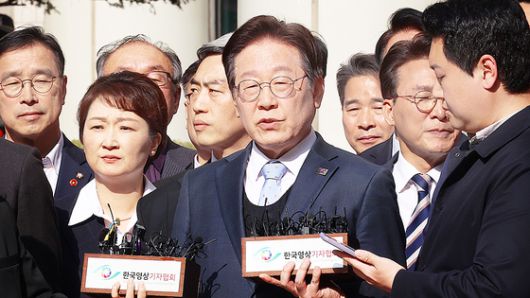 이재명 대통령이 지난 3월 26일 공직선거법상 허위사실공표 혐의 항소심 재판이 열린 서울고등법원에서 무죄를 선고 받은 뒤 입장을 밝히고 있다. 사진 공동취재단