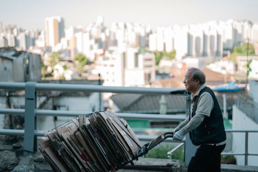 영화 ‘사람과 고기’는 노년의 쓸쓸한 풍경을 유쾌하게 그려낸다. 폐지를 주워 생계를 유지하는 형준(박근형, 위 사진)과 우식(장용, 아래 사진)은 채소를 파는 화진(예수정, 가운데 사진 왼쪽)과 함께 무전취식을 한다. [사진 트리플픽쳐스]
