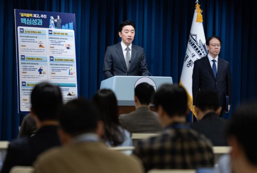 이재명 대통령이 11일 오전 서울 용산 대통령실에서 열린 제49회 국무회의에서 김민석 국무총리에게 질문을 하고 있다. 대통령실사진기자단