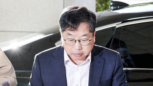 정성호 법무부 장관은 10일 출근길에 기자들과 만나 항소 포기 외압 의혹에 선을 그었다. 의견 표명을 했을 뿐 특정 결론을 지시한 적 없다는 게 정 장관의 주장이다. 우상조 기자
