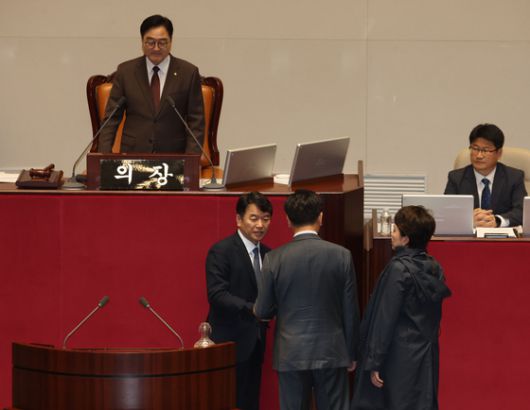 장동혁 국민의힘 대표(오른쪽)가 13일 국회에서 열린 의원총회에서 박준태 당대표 비서실장과 대화하고 있다. 왼쪽은 김도읍 정책위의장. 임현동 기자