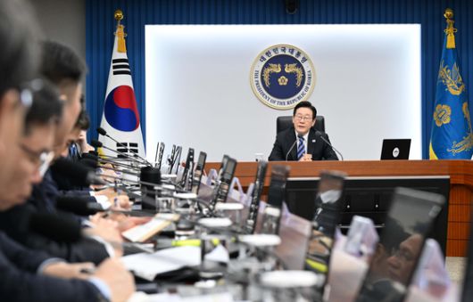 이재명 대통령이 13일 서울 용산 대통령실 청사에서 열린 수석보좌관회의에서 모두발언을 하고 있는 가운데 봉욱 민정수석이 메모를 하고 있다. 대통령실사진기자단