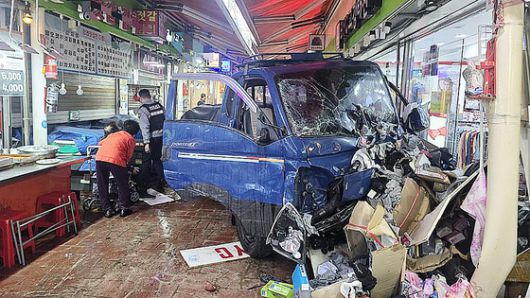 13일 경기 부천 오정구 원종동 제일시장에서 60대 남성 A씨가 몰던 1톤 트럭이 돌진하는 사고가 발생했다. 사진은 이날 사고 현장의 모습. 뉴스1