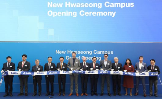 12일 경기도 화성시 ASML 화성캠퍼스에서 강감찬 산업통상부 무역투자실장, 김성중 경기도 부지사, 크리스토퍼 푸케 ASML CEO, 페이터 반 더 블리트 주한네덜란드 대사(왼쪽 넷째부터) 등이 참석한 가운데 ‘ASML 화성캠퍼스 준공식’이 열렸다. [사진 산업통상부]
