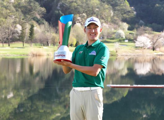 김백준이 2025 시즌 개막전 DB손해보험 프로미 오픈 우승컵을 들고 있다. 사진 KPGA