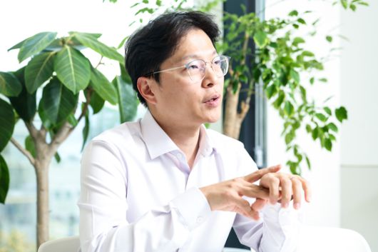 김주영 하이퍼엑셀 대표가 지난달 29일 서울 서초구 본사에서 진행된 인터뷰에서 언어처리장치(LPU)와 그래픽처리장치(GPU)의 차이점을 설명하고 있다. 우상조 기자