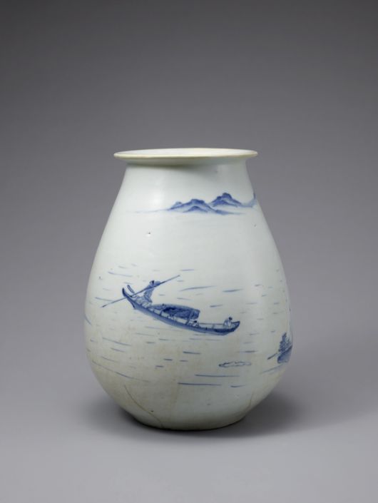 미국 연방정부 셧다운(일시적 업무 중지)에 따라 연기됐던 고 이건희 회장 기증품 국외순회전의 첫 번째 전시가 셧다운 해제에 따라 15일(현지시간) 미국 워싱턴 D.C.의 국립아시아예술박물관에서 개막한다. 사진은 조선시대 백자 청화 산수무늬 병. 사진 국립중앙박물관