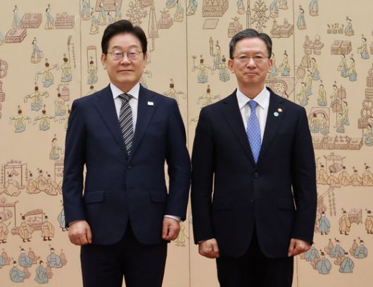 이재명 대통령과 정성호 법무부 장관이 지난 7월 23일 대통령실 청사에서 열린 임명장 및 위촉장 수여식에서 기념촬영을 하고 있다. 뉴시스