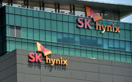 SK하이닉스가 올해 연결 기준 2분기 매출 16조4233억원과 영업이익 5조4685억원을 기록한 가운데 25일 충북 청주 SK하이닉스 청주 캠퍼스 정문 앞으로 직원과 시민들이 이동하고 있다. [프리랜서 김성태] 2024.07.25.