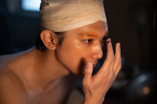 일본 영화 '국보'는 가부키 무대에서 여성 역할을 맡는 남자 배우, 온나가타의 삶과 예술혼을 그린 작품이다. 사진 NEW