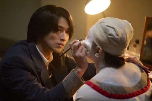 일본 영화 '국보'는 가부키 무대에서 여성 역할을 맡는 남자 배우, 온나가타의 삶과 예술혼을 그린 작품이다. 사진 NEW