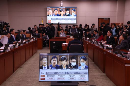 지난 11일 국회에서 열린 법제사법위원회 전체회의에서 의원들이 대장동 사건 항소 포기 관련 의사진행 발언을 하고 있다. 뉴시스
