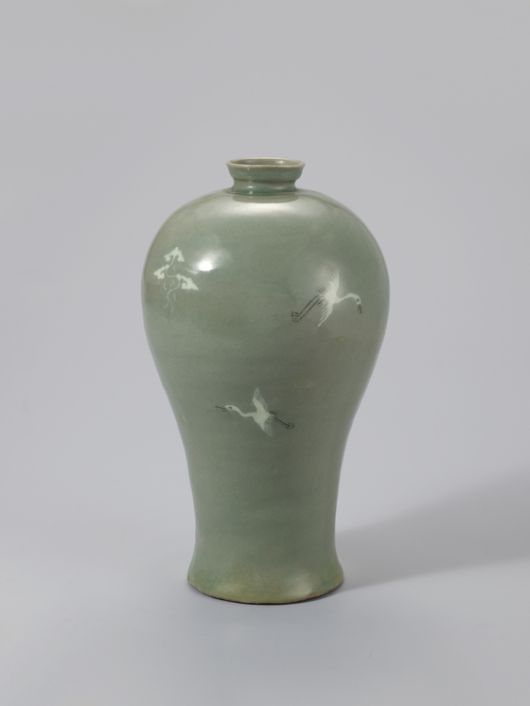 미국 연방정부 셧다운(일시적 업무 중지)에 따라 연기됐던 고 이건희 회장 기증품 국외순회전의 첫 번째 전시가 셧다운 해제에 따라 15일(현지시간) 미국 워싱턴 D.C.의 국립아시아예술박물관에서 개막한다. 사진은 고려시대 청자 상감 구름 학무늬 매병. 사진 국립중앙박물관