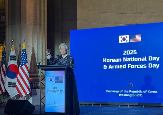 주미대사관 국경일 리셉션 행사에서 발언하는 강경화 대사. 연합뉴스