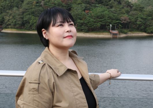 세 아이의 엄마이자, 울산에서 청소전문기술학원을 운영하는 박주혜씨. 투병 중에도 꾸준히 본인의 일상을 기록했고, 이 내용을 묶어『어떤 계절의 농담』(브로북스)을 펴냈다. 같은 아픔을 지닌 사람들에게 작은 희망을 나누고 싶다고 했다. 송봉근 기자