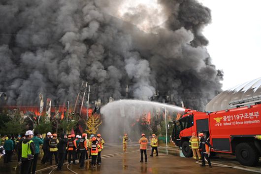 이랜드 물류창고 화재 이틀 째인 16일 충남 천안 동남구 이랜드패션 물류센터 창고 북측이 화마를 견디지 못하고 무너져 있다. 뉴스1