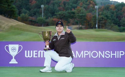 올해 KLPGA 투어 상금왕 홍정민이 16일 끝난 위믹스 챔피언십 정상을 밟았다. 우승 상금 3억원을 보태 올 시즌에만 대회 상금으로 16억원을 넘게 벌어들였다. 사진 스포츠닷