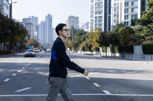 송희구 작가는 아침에 일어나서 책을 읽고, 아이를 학교에 보낸 후 자유시간을 누리는 일상을 보내고 있다. "소설을 쓰기 시작하며 책을 정말 많이 읽었어요. 강남역 근처 서점을 자주 가는데, 도심의 분위기가 어떤지, 어떤 곳이 생겼다 사라지는지 보는 것도 좋아합니다." 권혁재 사진전문기자
