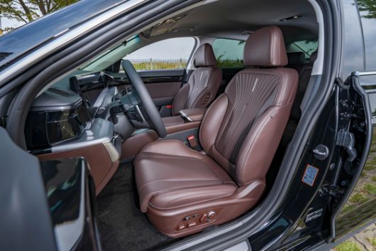 토요타 크라운 하이브리드 운전석.