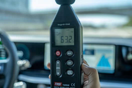 토요타 크라운 하이브리드 실내소음.