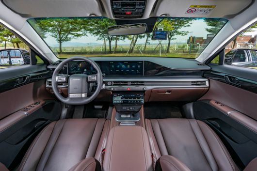 토요타 크라운 하이브리드 실내.