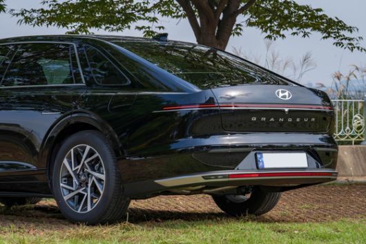 토요타 크라운 하이브리드.