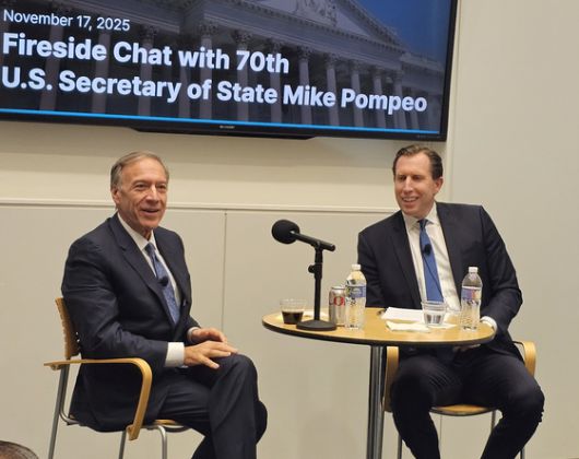 마이크 폼페이오 전 미국 국무장관(왼쪽)이 17일(현지시간) 미국 워싱턴 DC 인근 발로파크 콘퍼런스룸에서 법무법인 대륙아주가 주최한 공개 대담에서 발언하고 있다. 워싱턴=김형구 특파원