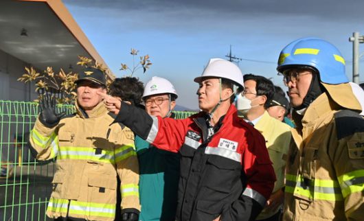 지난 15일 김태흠 충남지사가 화재가 발생한 천안시 풍세일반산업단지 물류센터현장에서 상황을 점검하고 있다. [사진 충남도]