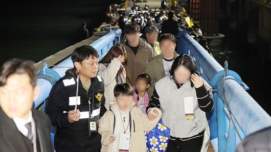 지난 19일 목포행 퀸제누비아2호가 좌초된 직후인 오후 8시15분쯤 선내 편의점 매대 모습. 충돌 당시 충격으로 매대가 넘어져 있다. 사진 독자