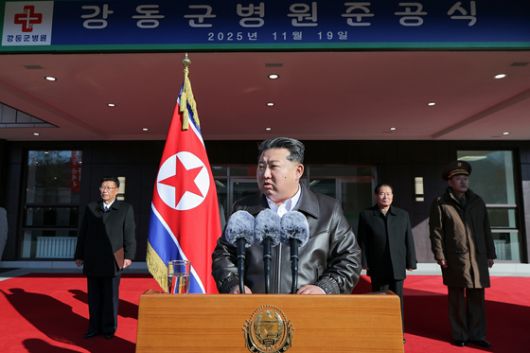 북한 노동당 기관지 노동신문은 20일 김정은 당 총비서가 참석한 가운데 “당의 웅대한 지방 발전 강령을 전망적으로 확대 추진하는데 있어서 또 하나의 괄목할 성과로 되는 '지방발전 20x10 정책' 강동군병원 준공식이 11월 19일 성대히 진행됐다”고 보도했다. 노동신문, 뉴스1