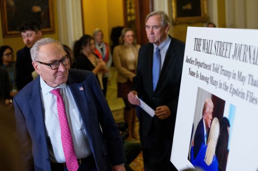 현지시간 19일 미국 워싱턴 의사당 상원 회의장 밖에서 기자회견 중인 상원 원내대표 척 슈머(민주당, 뉴욕주). 상원은 제프리 엡스타인 관련 기록 전체를 공개하는 법안을 만장일치로 통과시켰다. EPA=엽합뉴스