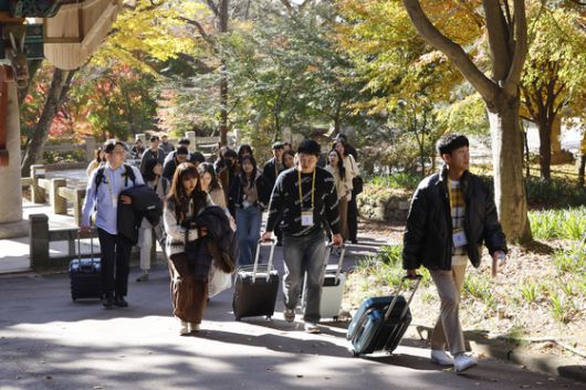 지난 11월15일 '나는 절로-수덕사 편'에 참가한 남녀 20명이 대웅전 앞에서 사찰의 연혁을 경청하고 있다. 이날 수덕사를 찾은 나들이객 1000여 명은 이들에게 큰 관심을 보였다. 김홍준 기자