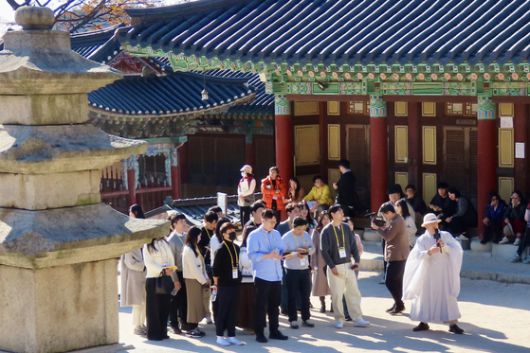 지난 11월 15일 충남 예산 수덕사에서 열린 '나는 절로-수덕사 편'에서 춤을 추거나(왼쪽 위, 남자 7호), 턱걸이를 하는(오른쪽 위, 남자 9호) 등 장기자랑으로 자기 소개를 하고 있다. 김홍준 기자