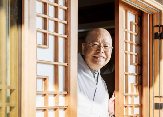 지난 15일 ‘나는 절로’ 수덕사 편에 참가한 남성이 여성의 가방을 대신 끌어주고 있다. 김정훈 기자