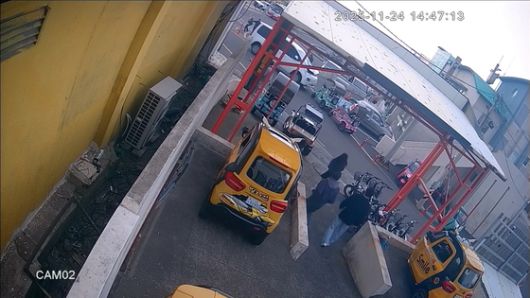 24일 오후 제주시 우도 천진항 인근에서 승합차 돌진 사고가 발생해 경찰과 소방당국이 부상자 구조 및 수습에 나서고 있다. 사진 독자