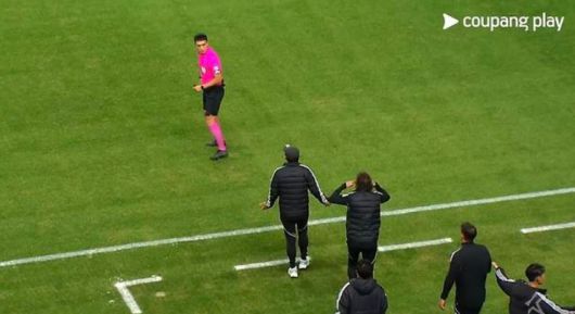 전북 현대 타노스 코치가 지난 8일 대전전에서 판정에 항의하는 제스처를 취하고 있다. 사진 쿠팡플레이