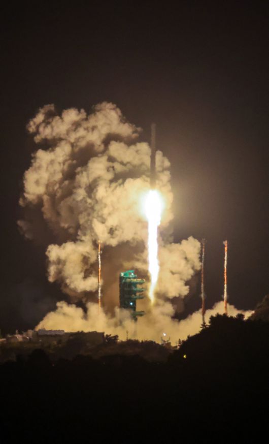 27일 오전 1시13분, 전남 고흥군 나로우주센터에서 민간 기술로 만든 한국형 발사체 누리호가 발사됐다. 누리호는 발사 12분 만에 목표 궤도 600㎞ 상공에 진입했다. 김경록 기자