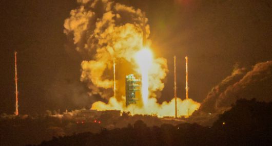 한국형 발사체 누리호(KSLV-Ⅱ)가 27일 새벽 전남 고흥군 나로우주센터에서 4차 발사를 맞아 우주로 날아오르고 있다.  차세대중형위성 3호(1기)를 비롯해 큐브위성 12기 등 총 13기의 위성을 실은 누리호는 오로라를 비롯한 우주환경 관측부터 항암제 연구 등 우주 바이오 실험까지 다양한 임무를 추진한다. 뉴스1