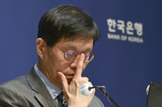 이창용 한국은행 총재가 27일 서울 중구 한국은행에서 열린 기자간담회에서 질문을 듣고 있다. 공동취재단