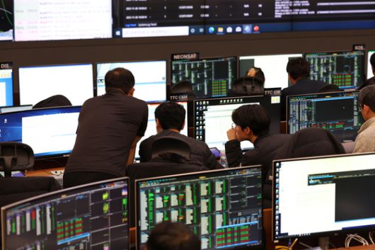 27일 대전 한국항공우주연구원 위성종합관제실에서 연구진들이 차세대중형위성 3호 위성 관제 작업을 수행하고 있다. 사진 한국항공우주연구원