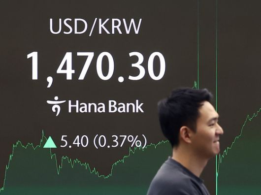 28일 오후 서울 중구 하나은행 딜링룸 전광판에 환율이 표시돼있다. 뉴스1