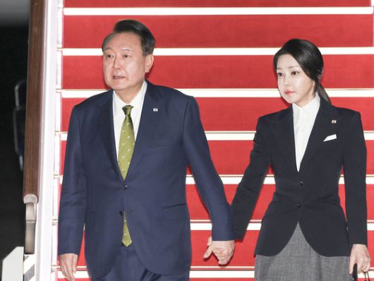 윤석열 대통령과 김건희 여사가 2024년 10월 11일 동남아 순방을 마친 뒤 귀국하고 있다. 비상계엄 단행 한달여 전의 모습이다. 연합뉴스