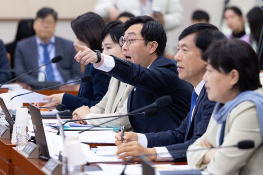 더불어민주당 장경태 의원이 3일 국회 법제사법위원회 전체회의에서 성추행 의혹과 관련해 이해충돌을 이유로 법사위 퇴장을 요구하는 국민의힘 신동욱 의원의 발언에 항의하고 있다. 연합뉴스