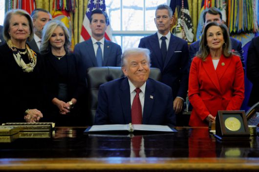 도널드 트럼프 미국 대통령이 3일(현지시간) 백악관 오벌오피스에서 자동차 제조사들이 준수해야 하는 최저 연비인 기업평균연비제(CAFE) 규제 완화 방안을 관련 업계와 정치권, 행정부 관계자들이 함께한 자리에서 발표하고 있다. 로이터=연합뉴스