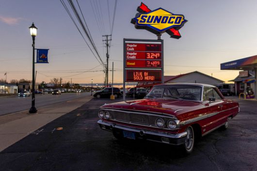 지난 11월 미국 미시간주 그랜드래피즈의 한 주유소에 포드사의 1964년 차량이 주차돼 있다. 로이터=연합뉴스