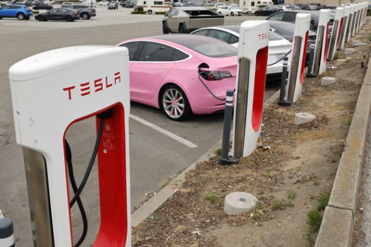 지난 6월 미국 캘리포니아주 샌브루노의 한 쇼핑몰에 설치된 전기차 충전기에서 테슬라 차량들이 충전을 하고 있다. EPA=연합뉴스