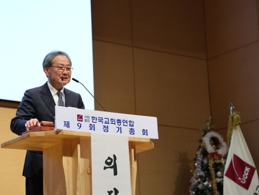 개신교 연합기관 한국교회총연합의 새 대표회장에 선출된 김정석 목사가 취임 인사를 하고 있다. 사진 한교총