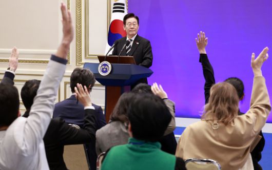 정동영 통일부 장관이 추석 명절을 앞두고 24일 서울 종로구 정부서울청사 장관실에서 북한 내 억류자 김정욱 선교사의 형 정삼씨와 억류자 최춘길 선교사의 아들 진영씨를 만나 기념 촬영하고 있다. [사진 통일부]